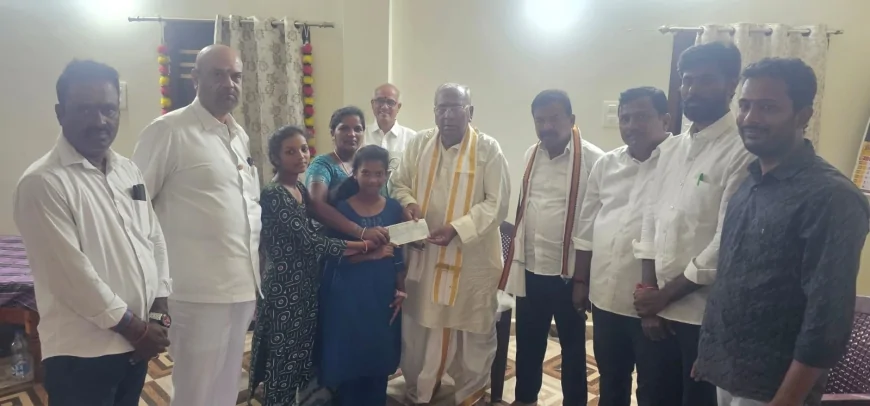 చిరంజీవి అభిమాని కుటుంబానికి ఆర్థిక సాయం