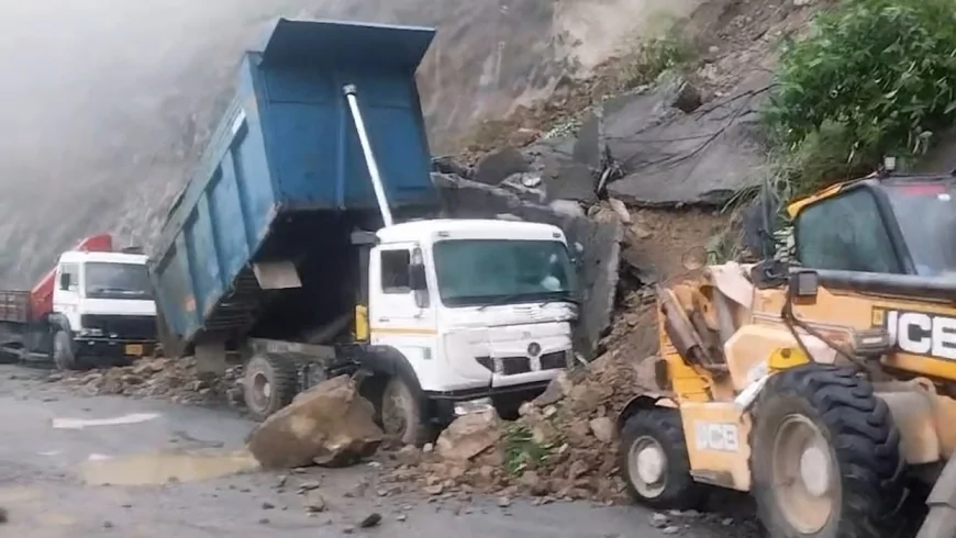 लखवाड़ बांध परियोजना स्थल पर भारी मलबा गिरा, डंपर और जेसीबी क्षतिग्रस्त