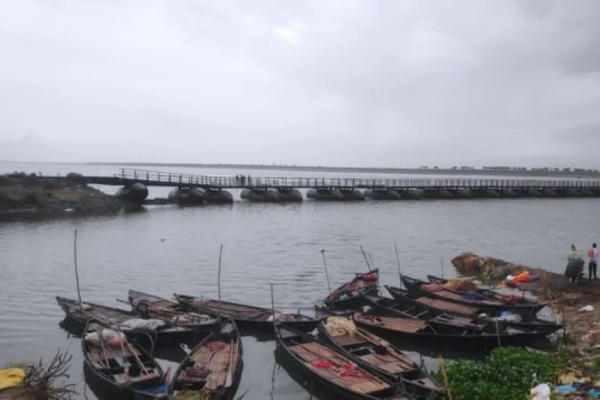 RELIES OF BOATS FOLLOWING PONTOON BRIDTGE CLOSURE