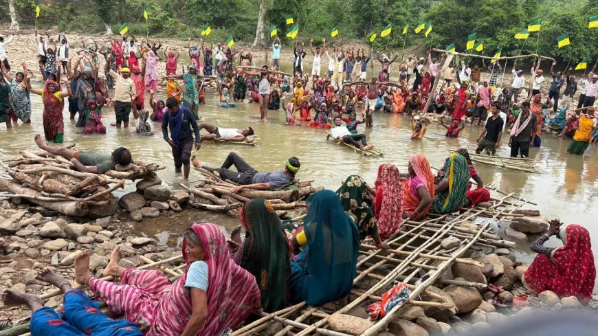 छतरपुर में फिर गूंजा "चिता आंदोलन" आदिवासी महिलाओं ने नदी में उतरकर गले में फंदा डाला