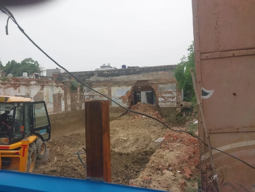 बेसमेंट की खुदाई से ढही पूर्व विधायक के बेटे के मकान की दीवार, बड़ा हादसा टला