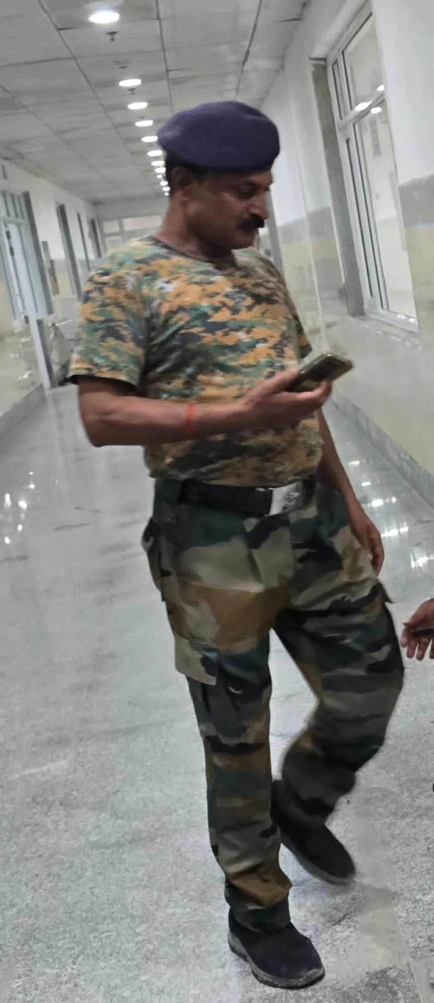 मेडिकल कालेज में शराब के नशे में धुत्त गार्ड का हंगामा शिकायत पर मेडिकल कालेज के प्राचार्य ने की कार्रवाई