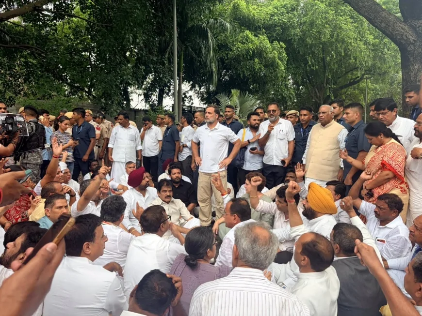 पेपर लीक विवाद पर कांग्रेस का प्रदर्शन, राहुल-प्रियंका ने पीएम मोदी के इस्तीफे की उठाई मांग