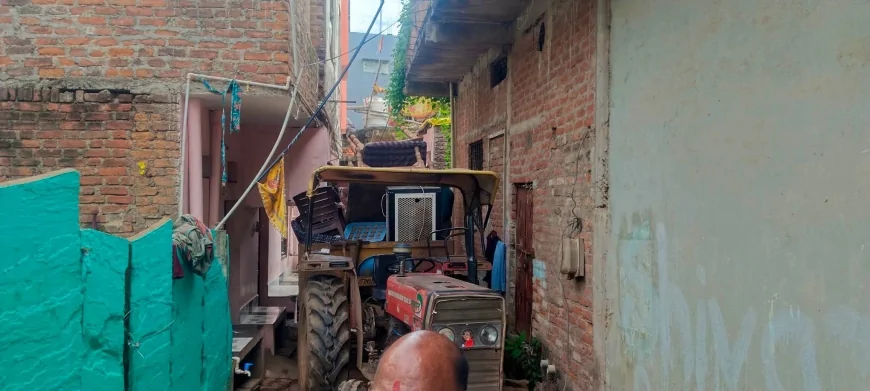 देह व्यापार की आरोपी के अवैध मकान पर चला बुलडोजर, नगर पालिका की बड़ी कार्रवाई
