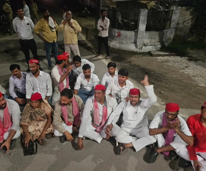 राहुल गांधी व अखिलेश यादव को हिरासत में लेने पर कार्यकर्ताओं का फूटा गुस्सा, हरदोई में सपा-कांग्रेस का प्रदर्शन