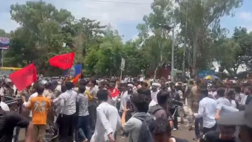 पटना में पेपर लीक के विरोध में उग्र प्रदर्शन, छात्रों और पुलिस में झड़प; आंसू गैस व वाटर कैनन का इस्तेमाल