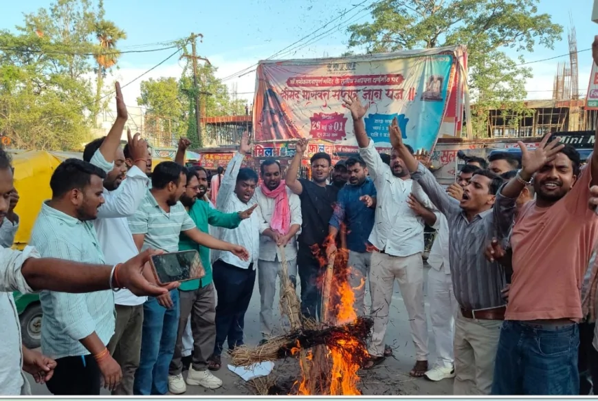 EFFGY OF PM BURNT AGAIST LATHI-CHARGE