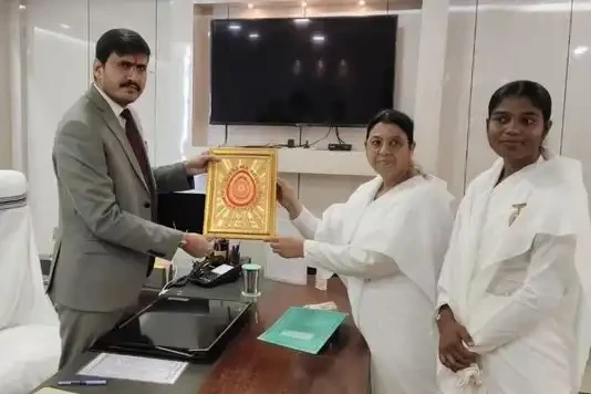 BRAHMAKUMARI TIED RAKHI TO DM