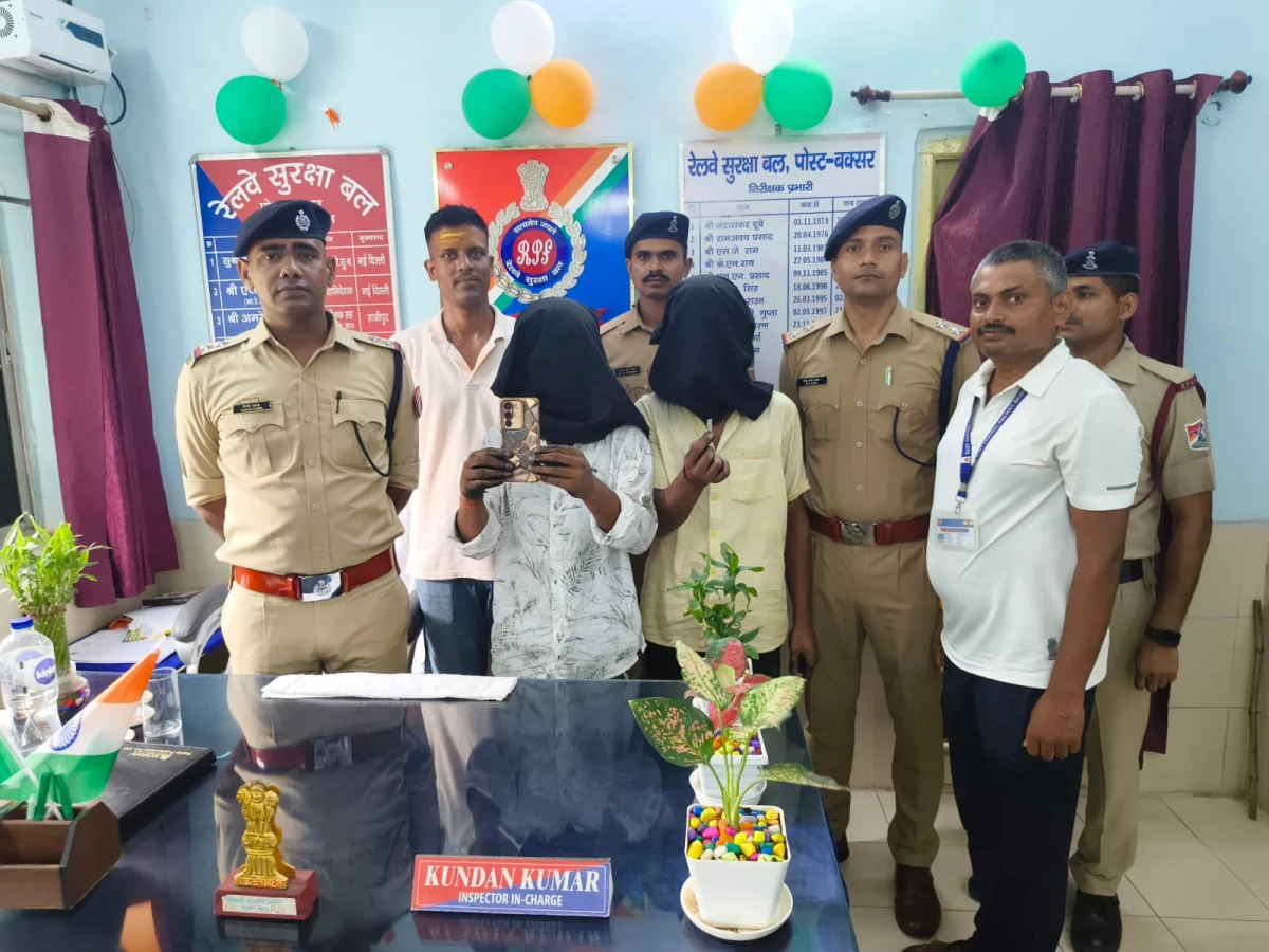 TWO ARRESTED WITH STOLEN MOBILE