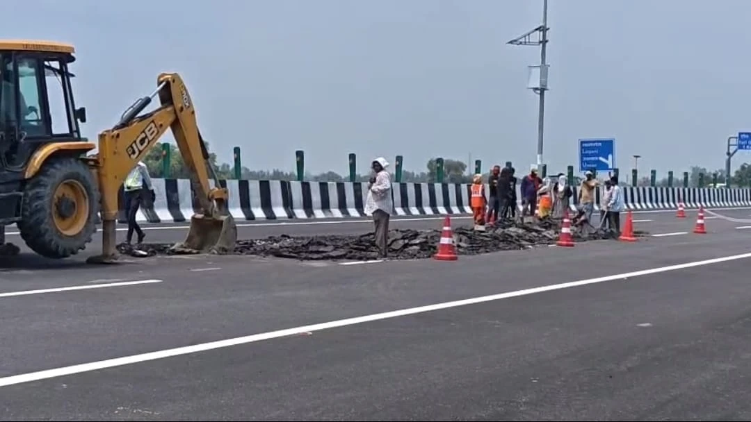 कानपुर-लखनऊ एक्सप्रेसवे की गुणवत्ता पर सवाल, हाईटेक तकनीक के बावजूद सड़क धंसी; मानवीय निगरानी पर उठे सवाल