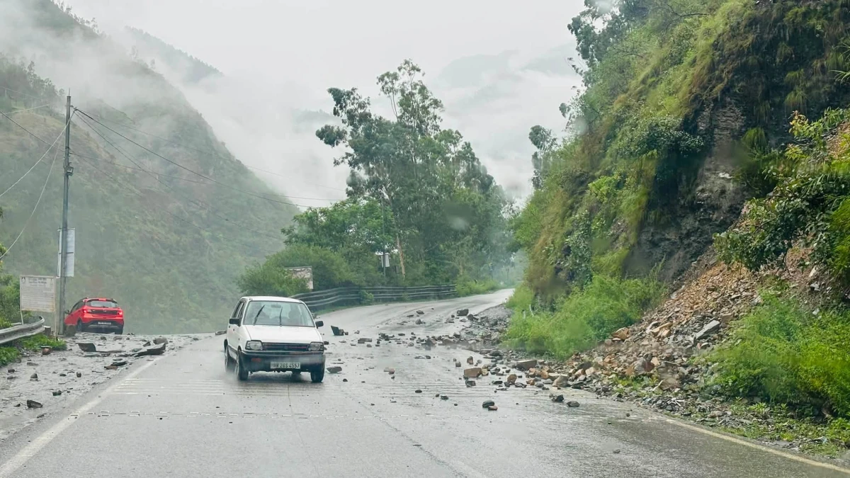 हिमाचल में बारिश से जनजीवन प्रभावित, 110 सड़कें बंद, 91 बिजली ट्रांसफार्मर ठप; 217 पेयजल योजनाएं प्रभावित