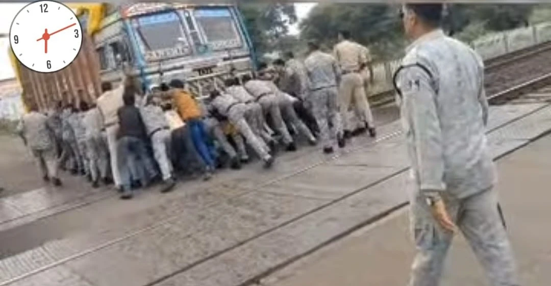 सागर में रेलवे ट्रैक पर फंसा ट्रक, QRF जवानों की सूझबूझ से टला बड़ा हादसा