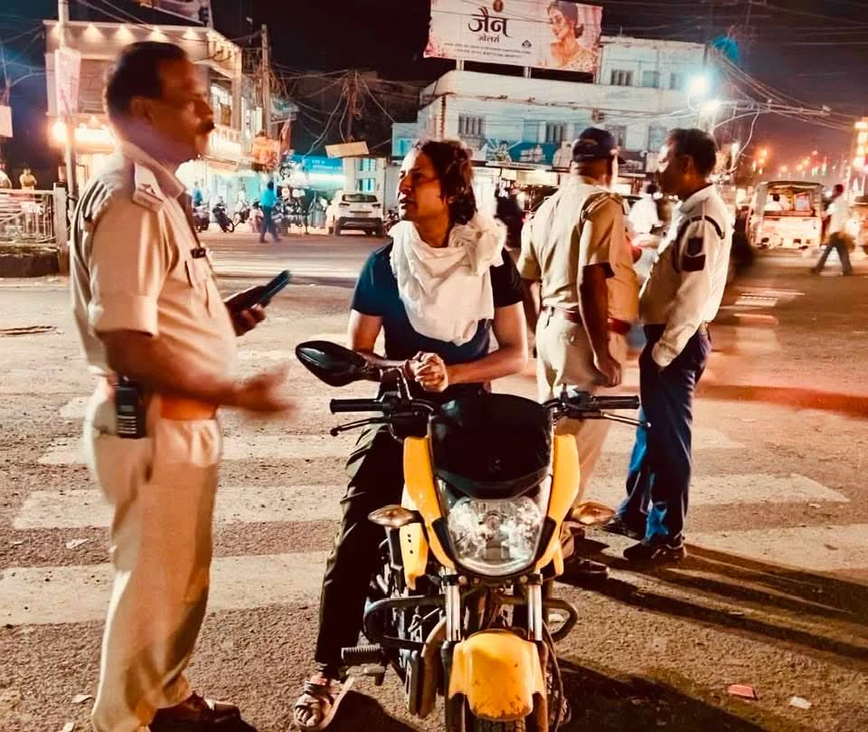 गुना में ट्रैफिक पुलिस का एक्शन, 41 वाहनों पर कार्रवाई; 20,200 रुपये जुर्माना वसूला