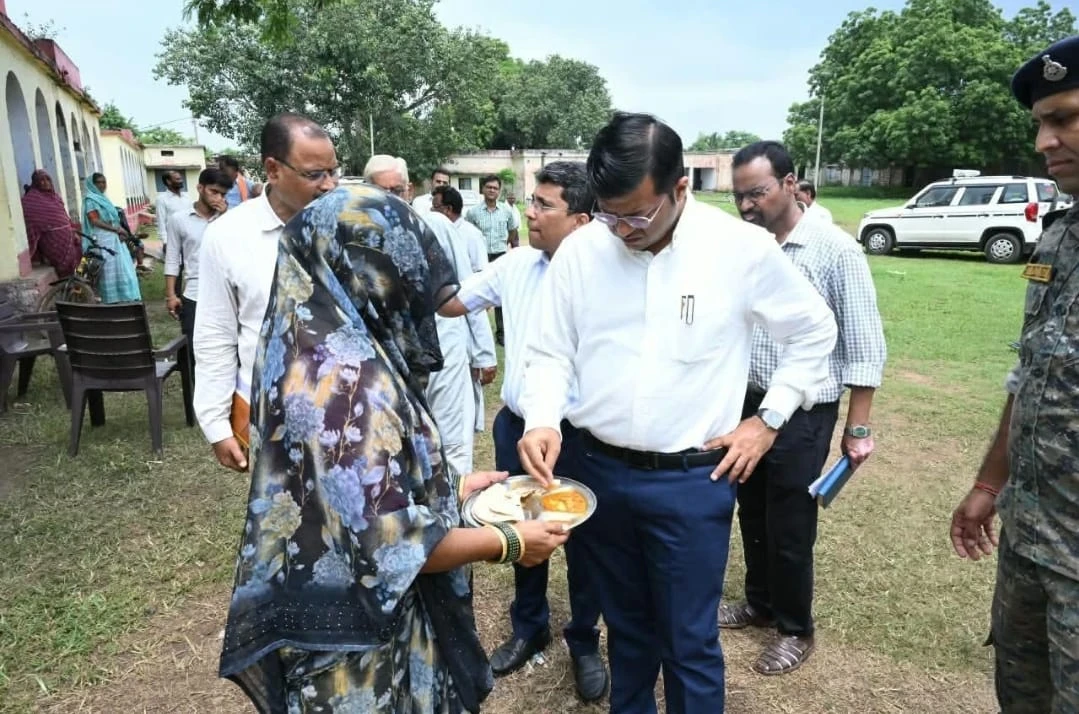 कलेक्टर ने खुद चखा बच्चों का खाना, गुणवत्ता खराब मिली तो समूह हटाने के निर्देश