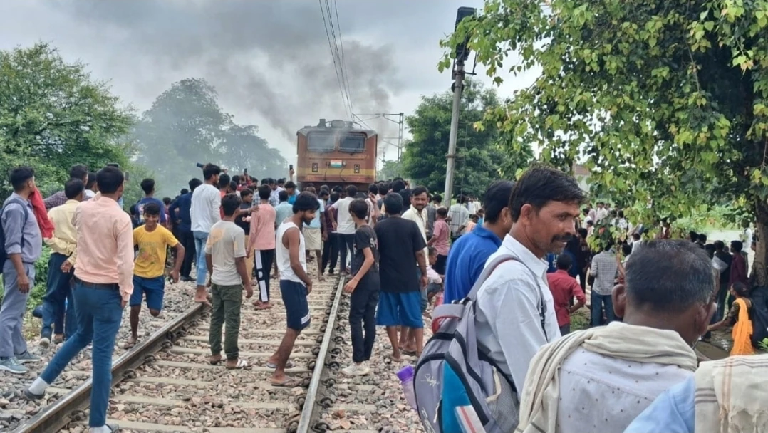बदायूं में पैसेंजर ट्रेन के इंजन में लगी आग, लोको पायलट की सूझबूझ से टला बड़ा हादसा