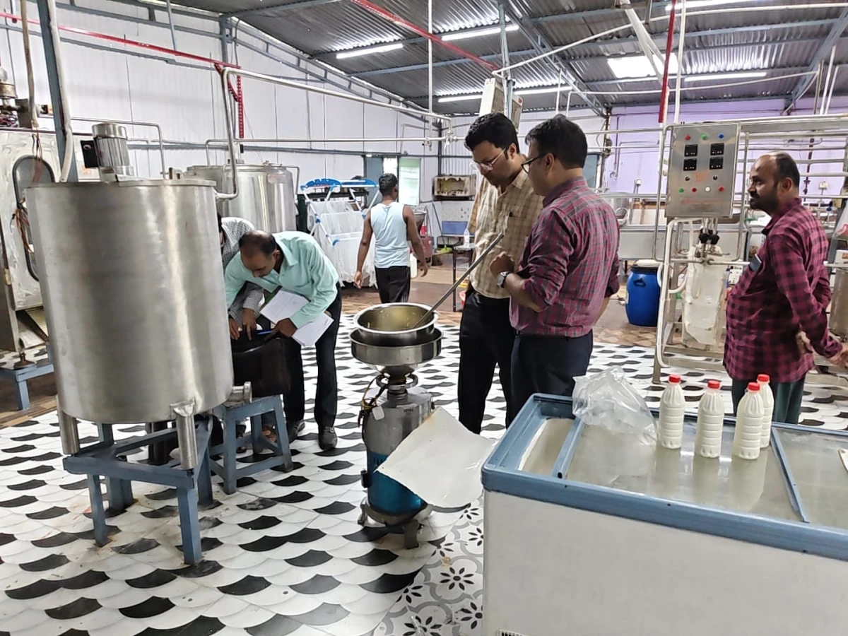 राघौगढ़ में बिना लाइसेंस चल रही डेयरी यूनिट सील, मावा-पनीर-मिठाइयों के सैंपल लिए; 5 घरेलू सिलेंडर जब्त