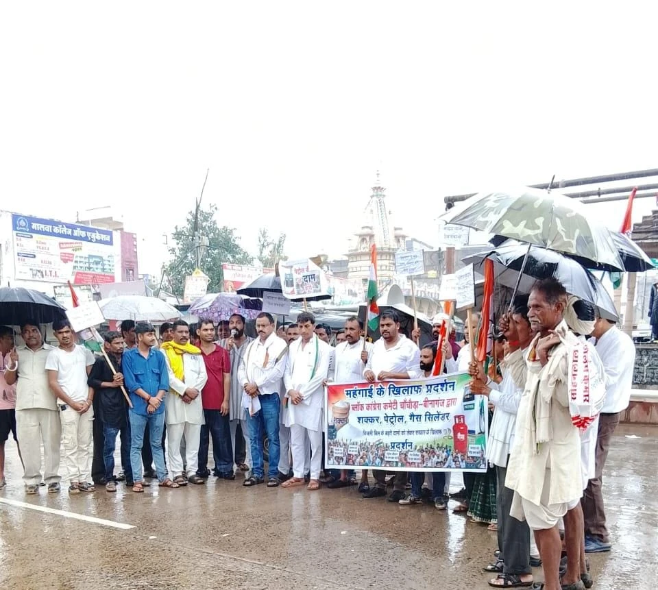 बीनागंज में महंगाई के खिलाफ कांग्रेस का प्रदर्शन, गैस-पेट्रोल, शक्कर और खाद की बढ़ती कीमतों पर सरकार को घेरा