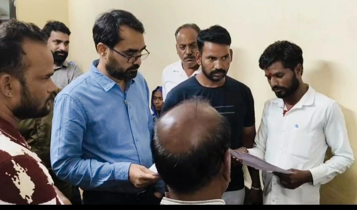 सफाई कर्मचारियों को नियमित करने सहित 4 सूत्रीय मांगों को लेकर महा वाल्मीकि पंचायत ने सीएमओ को सौंपा ज्ञापन