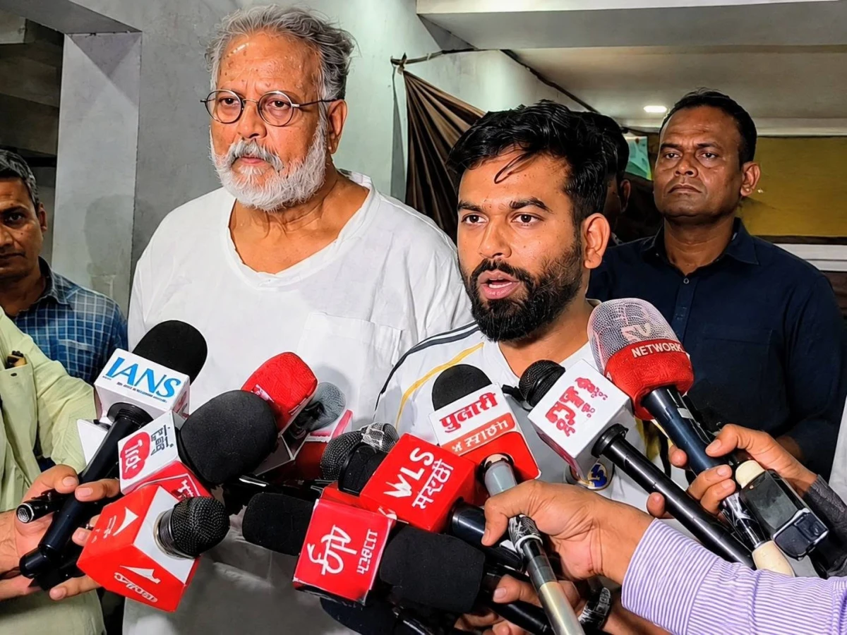 महात्मा गांधी के परपोते तुषार गांधी से मिले अभिजीत दीपके, मुलाकात को बताया ‘देशभक्ति’ का प्रमाण