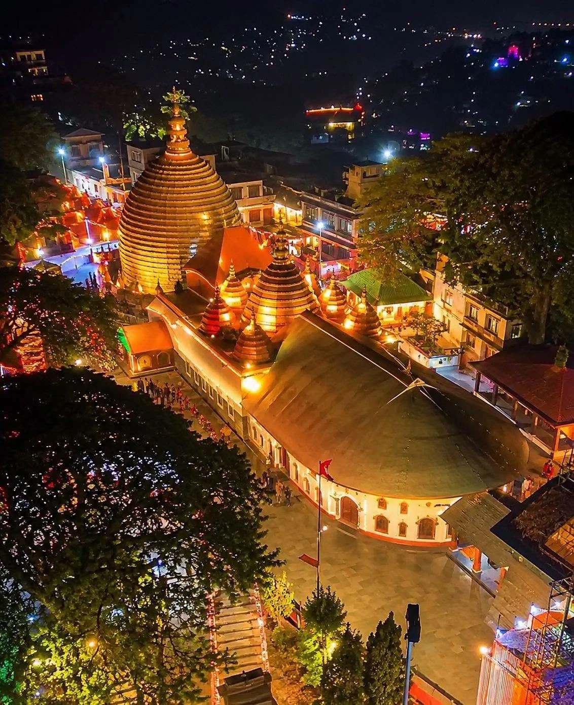 मां कामाख्या मंदिर की अद्भुत वास्तुकला: विशाल गुम्बद से पंचरत्न तक, जानिए रात में कैसा दिखता है पूरा परिसर
