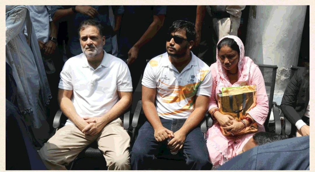 थाने में राहुल गांधी का धरना, कांग्रेस का सवाल- छात्रों पर पैलेट गन चलाने का आदेश किसने दिया?