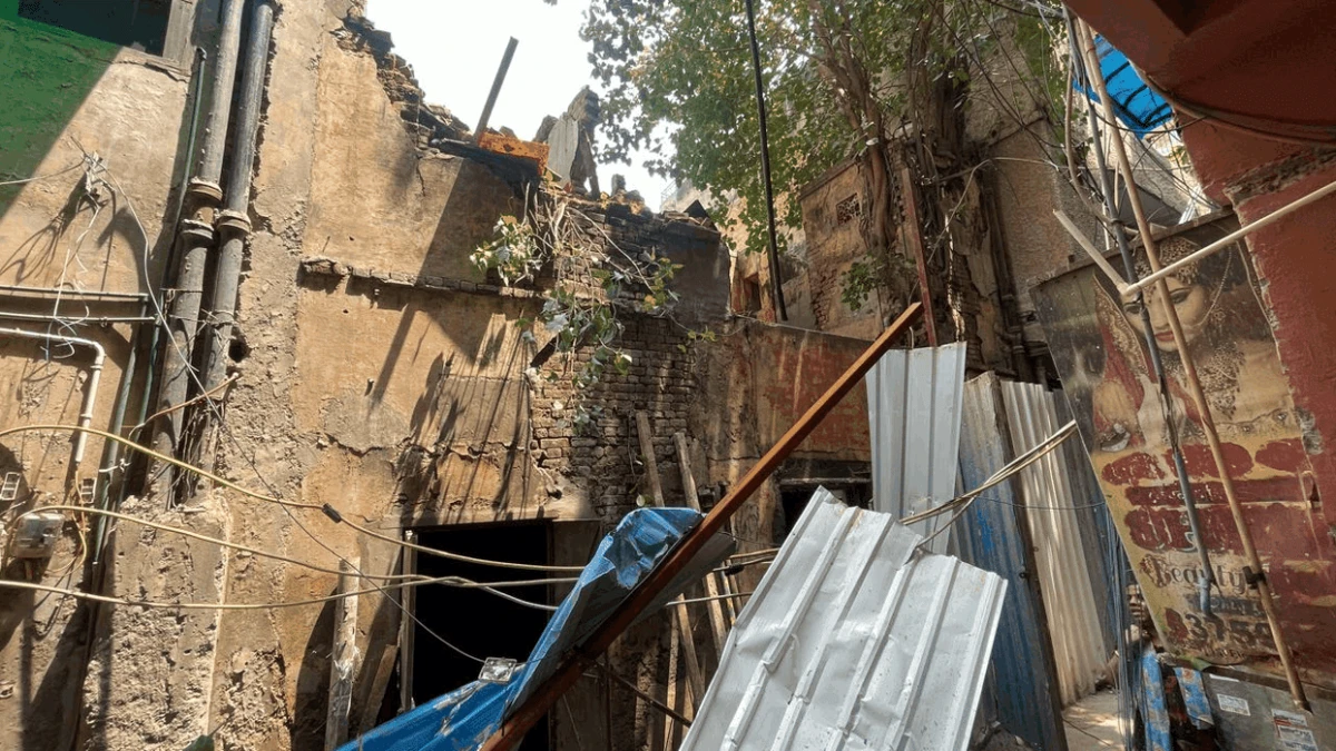 करोल बाग में पुरानी इमारत की दीवार गिरी, एक की मौत; तीन घायल, रेस्क्यू ऑपरेशन जारी