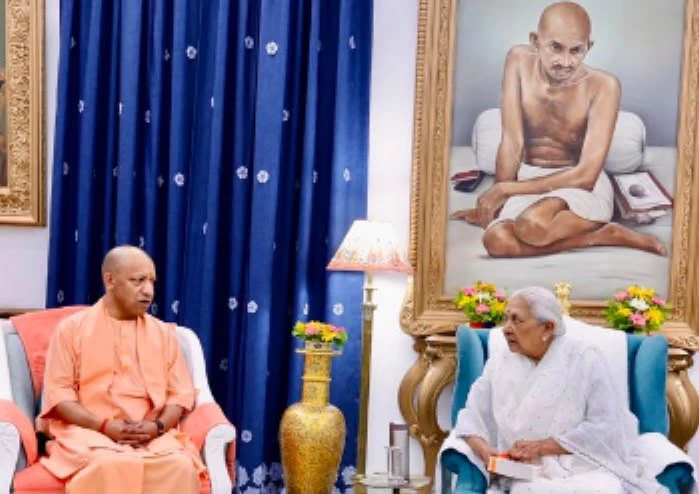 यूपी में उच्च शिक्षा की ‘मंडी’ बना राजभवन? गोरखपुर पर उंगली, अपने फैसलों पर खामोशी
