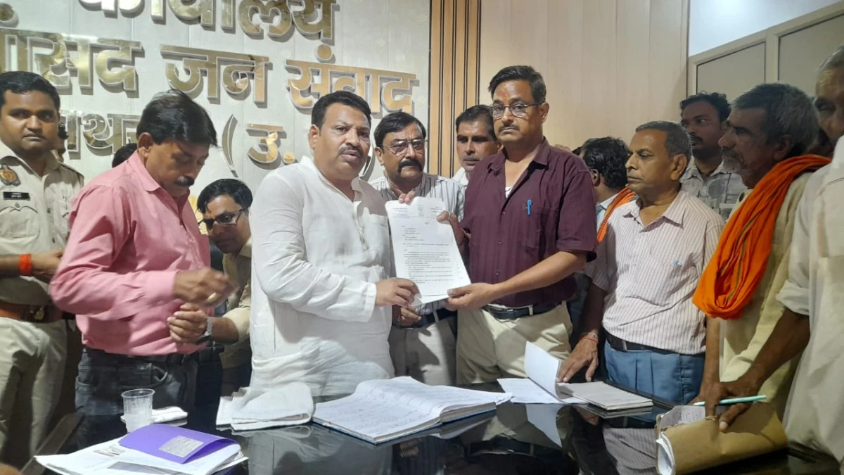वाराणसी–नई दिल्ली वंदे भारत के अलीगढ़ ठहराव की मांग, सांसद को सौंपा ज्ञापन