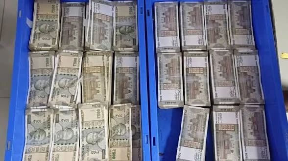 दिल्ली एयरपोर्ट पर 68.53 लाख रुपये की बेहिसाब नकदी बरामद, दो यात्री हिरासत में; आयकर विभाग को सौंपे