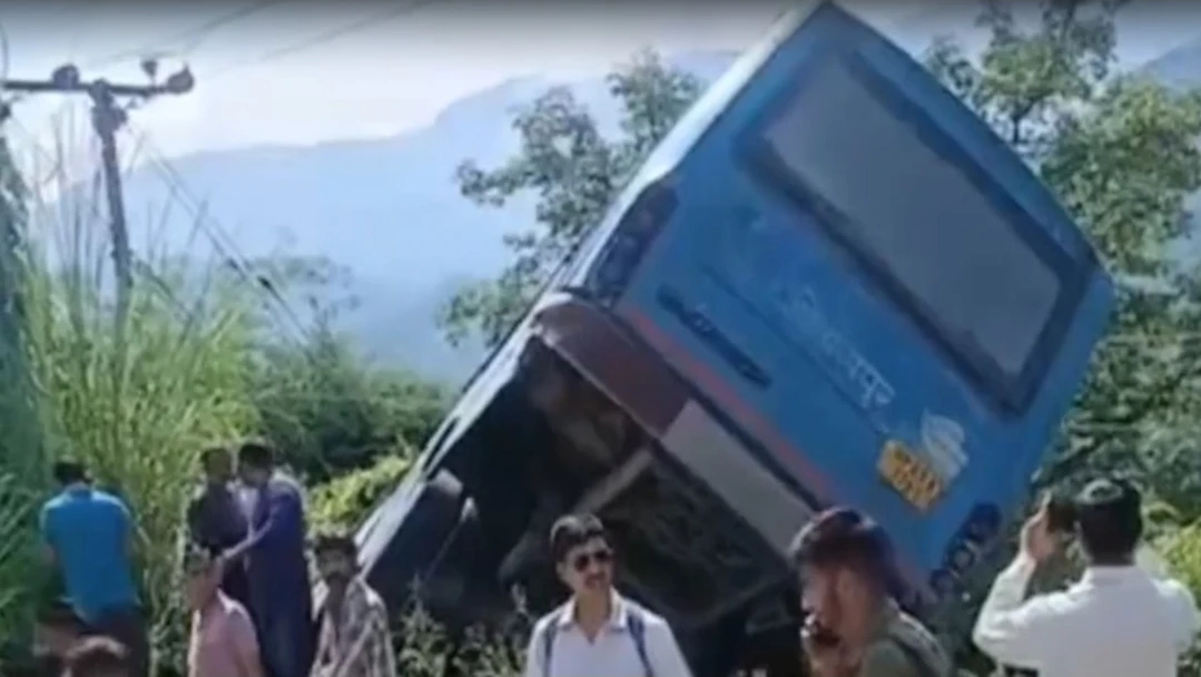 बिलासपुर में एचआरटीसी और निजी बस की जोरदार टक्कर, सड़क से नीचे लटकी सरकारी बस, यात्रियों में मची चीख-पुकार