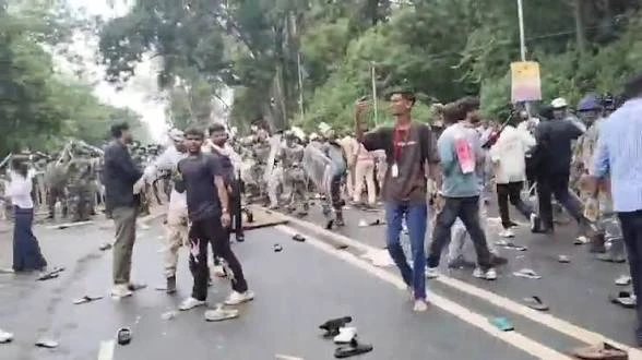 झारखंड में छात्र आंदोलन उग्र, विधानसभा गेट नंबर एक पर पहुंचा प्रदर्शन; पुलिस से झड़प के बाद लाठीचार्ज
