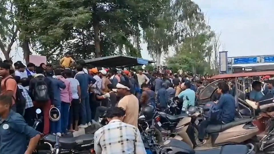 सफाई कर्मचारी की हत्या के विरोध में खिचड़ीपुर बस स्टैंड पर जुटे कर्मचारी, न्याय की मांग; पुलिस बल तैनात