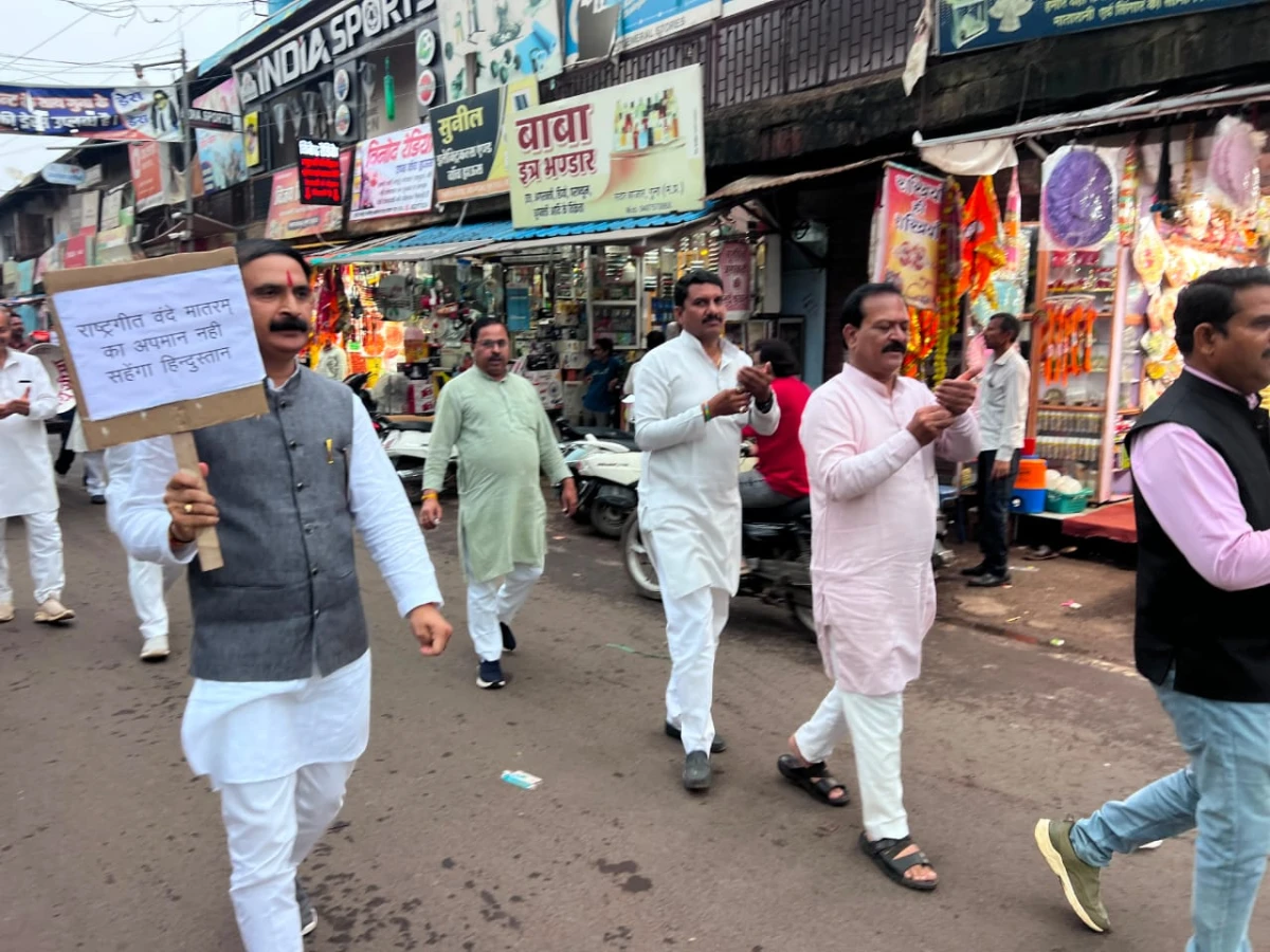 गुना में वंदे मातरम् के कथित अपमान के विरोध में भाजपा का कैंडल मार्च, कांग्रेस से माफी की मांग