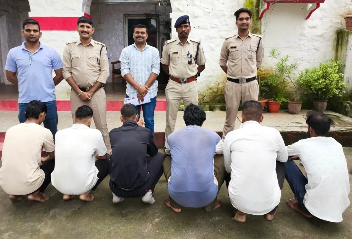 गुना पुलिस की बड़ी कार्रवाई, 25 जुआरी गिरफ्तार; 60 हजार से ज्यादा की रकम जब्त