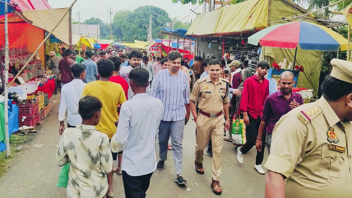श्रावण मास के प्रथम सोमवार को सकाहा मंदिर पहुंचे डीएम-एसपी, पूजा-अर्चना के बाद परखी सुरक्षा व्यवस्था