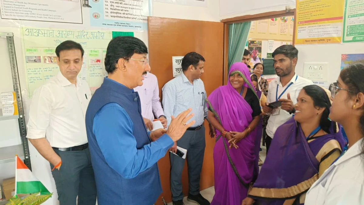 कलेक्टर कन्याल ने आरोग्यम उपस्वास्थ्य केंद्र का किया निरीक्षण, मरीजों से लिया फीडबैक; टीबी मरीजों को बांटी निश्चयित मित्र किट