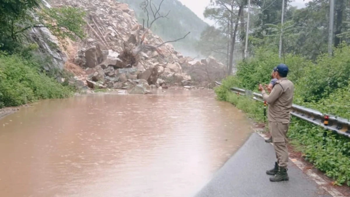 उत्तराखंड में बारिश का कहर जारी, 132 सड़कें बंद; कई नदियां चेतावनी स्तर के करीब, आज भी येलो अलर्ट