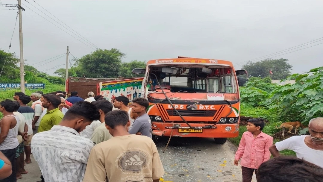 बदायूं में भीषण सड़क हादसा, रोडवेज बस और सवारियों से भरी पिकअप की भिड़ंत; 12 से अधिक घायल