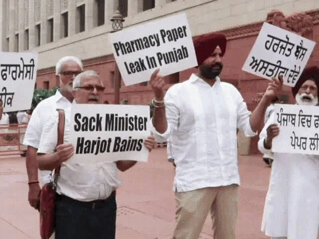फार्मेसी पेपर विवाद पर पंजाब विधानसभा में हंगामा, कांग्रेस ने हरजोत बैंस के इस्तीफे की मांग की