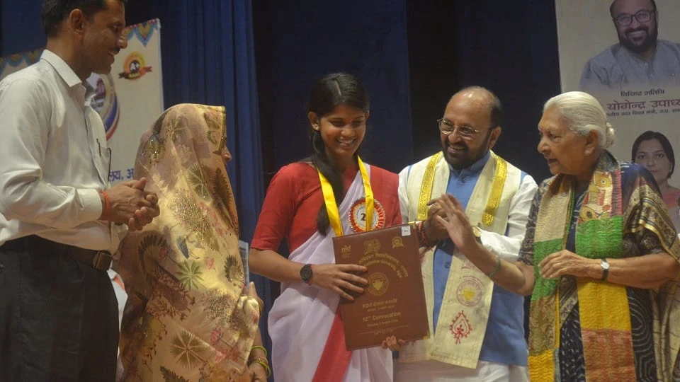 दीक्षांत समारोह में राज्यपाल आनंदीबेन पटेल की बेटों पर चुटकी, बोलीं- अब बेटियां पूछेंगी, कितने पढ़े हो?