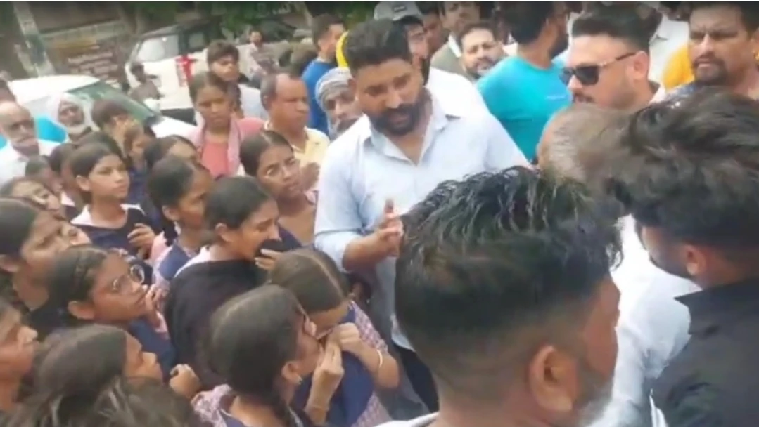कपूरथला में जेन-अल्फा प्रोटेस्ट, फेवरेट टीचर के तबादले से नाराज छात्राओं ने बंद किया स्कूल गेट; हाई वोल्टेज तार हटाने की मांग