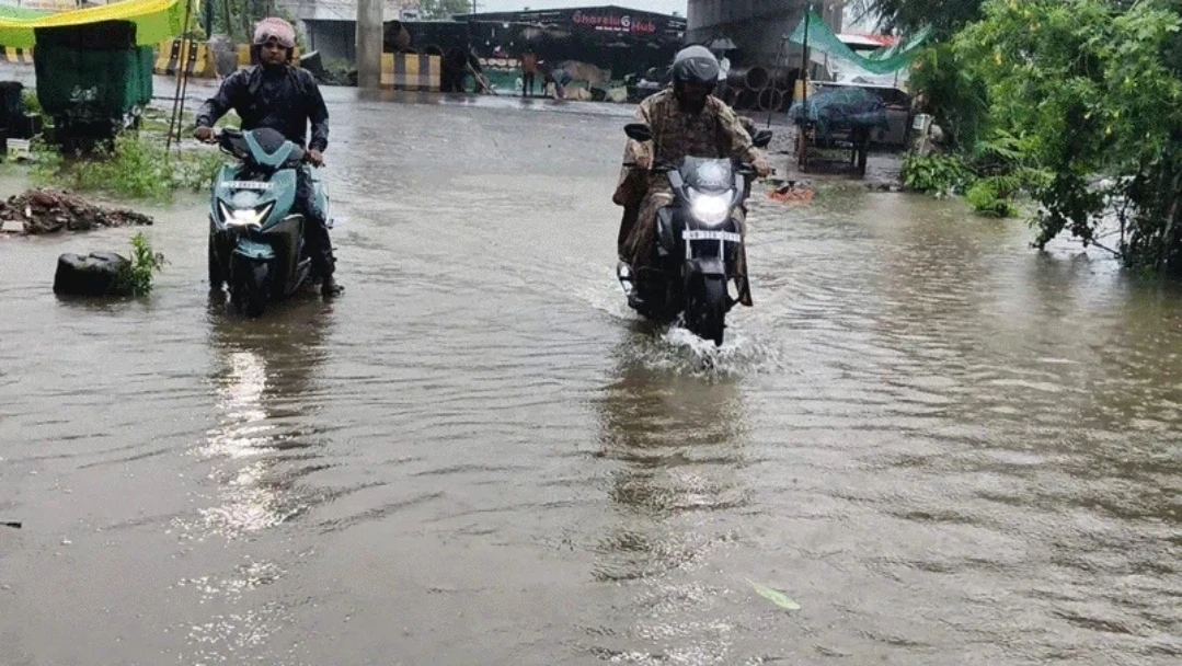 पानी-पानी भोपाल: 7 इंच बारिश से राजधानी बेहाल, सड़कें जलमग्न; कई इलाकों में घरों में घुसा पानी