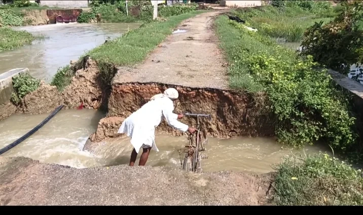 ROAD WASHED AWAY BY STRONG CURRENTS