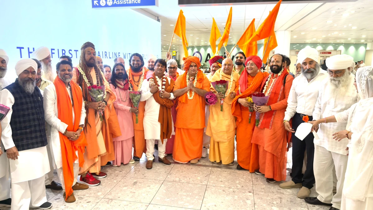 संत संसद में शामिल होने लंदन पहुंचे संतों का हीथ्रो एयरपोर्ट पर भव्य स्वागत