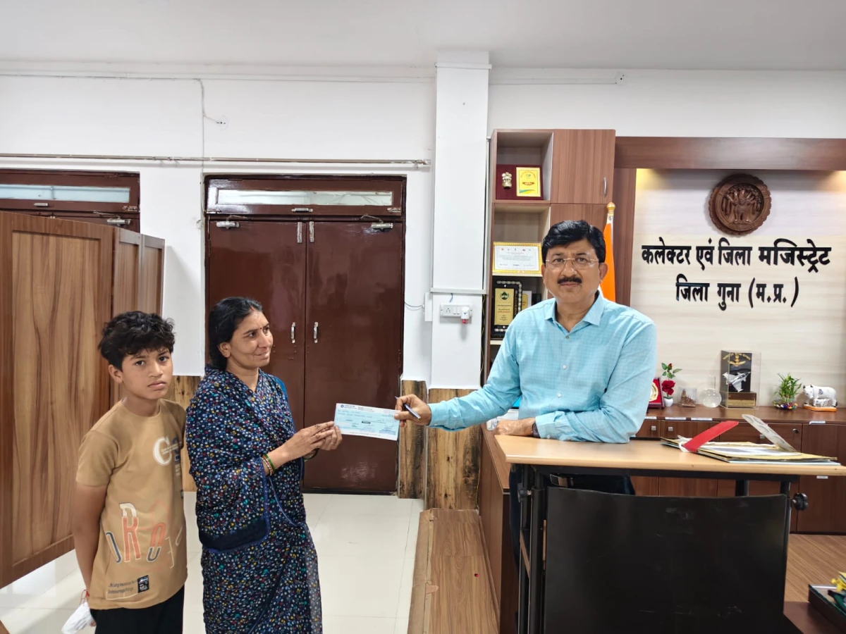 कलेक्टर ने रेडक्रॉस के माध्यम से जरूरतमंद को प्रदान की आर्थिक सहायता