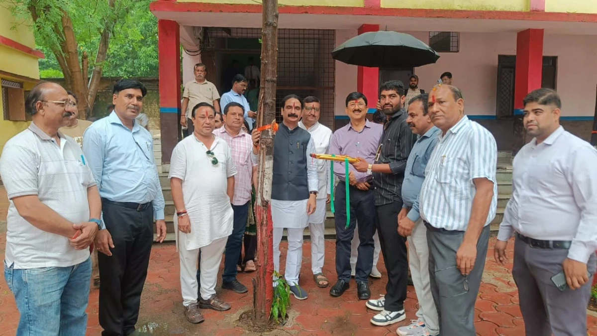 गुना में विद्यार्थियों ने पेड़ों को बांधी राखी, प्रकृति संरक्षण के साथ लिया विकसित भारत 2047 का संकल्प