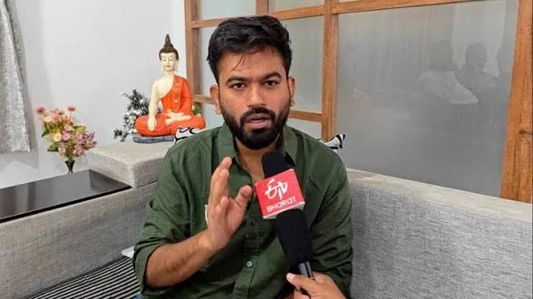 पीएम केयर्स फंड में 8,452 करोड़ रुपये, ग्रामीण स्कूलों की बदहाली पर अभिजीत दीपके का सवाल; बोले- बन सकते हैं 1,000 से ज्यादा हाईटेक स्कूल