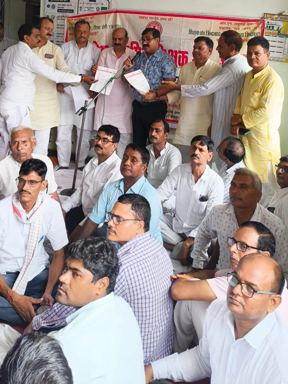 शिक्षकों का डीआईओएस कार्यालय पर प्रदर्शन, भ्रष्टाचार के खिलाफ खोला मोर्चा; 400 शिक्षकों ने दिया धरना