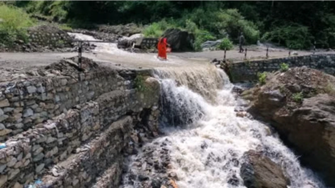 भारी बारिश से मांडो गांव में बढ़ा खतरा, गदेरे का पानी बस्ती में घुसा; पूरी रात दहशत में रहे ग्रामीण