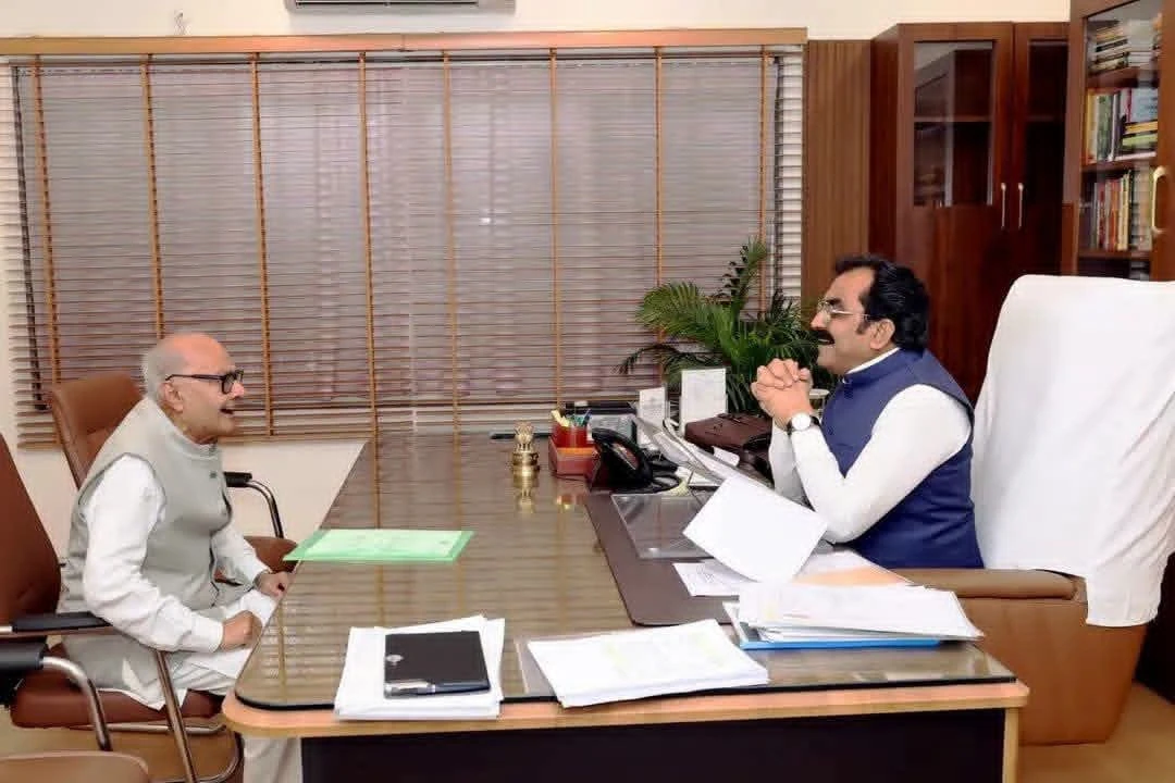 दमोह के विकास और बेहतर कनेक्टिविटी के लिए पूर्व मंत्री जयंत मलैया ने लोक निर्माण मंत्री राकेश सिंह को सौंपे तीन मांग पत्र